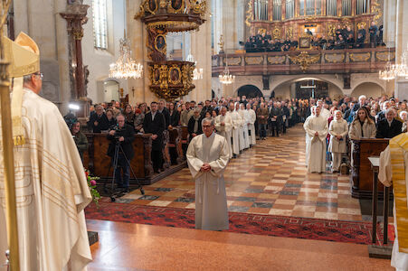 Johannes Chum steht einzeln vor Bischof Krautwaschl