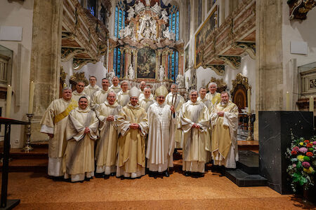 Die 12 neu geweihten Diakone im Presbyterium mit den beiden Bischöfen Krautwaschl und Freitag.