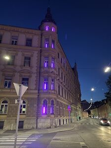 Erleuchtete Fenster an der Front des Augustinums